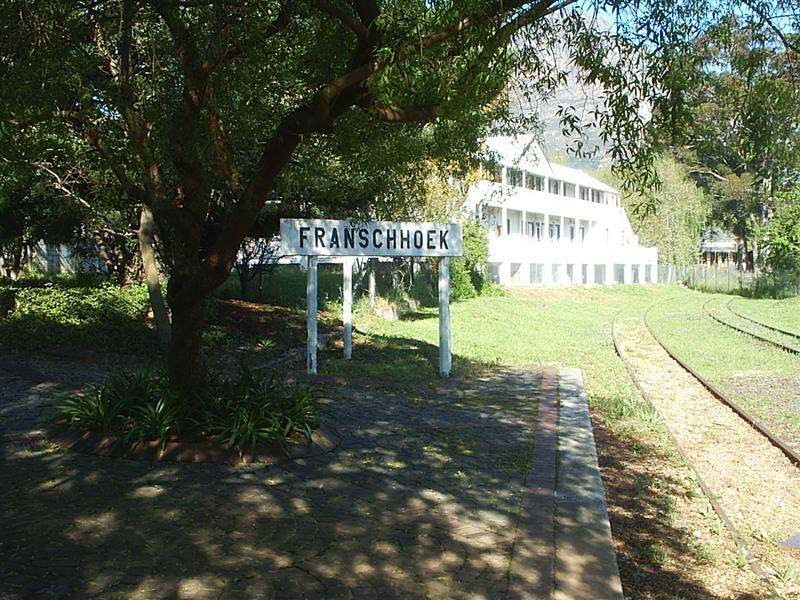 Hard to imagine that only 200m from here there is frantic cooking, eating and drinking going on. Hardly a parking space available for a car.