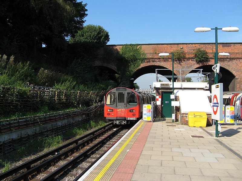 Coming in from Mill Hill East.<br />K R Wilson-Smith September 2008