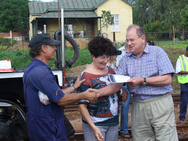 It's so good to see old FOTR stalwarts Nigel and Joan Randall again - Nathan attempts to unbalance Nigel without much success.<br />By Kevin Wilson-Smith.