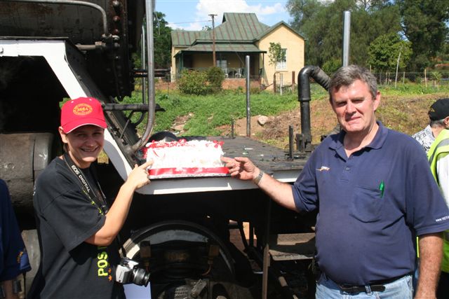 Miemie and Steve S with cake