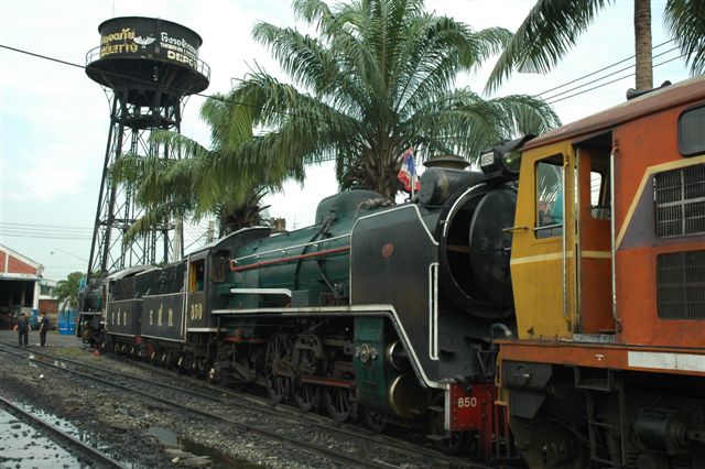 Both locos have been prepped and now get shunted out. Thonburri depot.