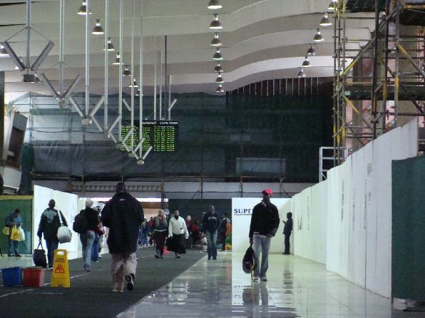 These are a few pictures I took of the construction while passing through Cape Town station en route to Brackenfell. To the left are the entrances to the platforms. To the front is the main entrance/exit. Cape Town station is nice and busy even on weekends.