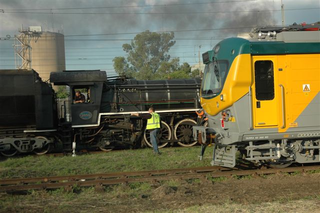 Gabor Kovacs explains some shunt moves to driver Frik Boshoff at Hermanstad, whilst the Metro set waits to be removed to Wolmerton depot, after being used as a set for a Nampak advertising shoot