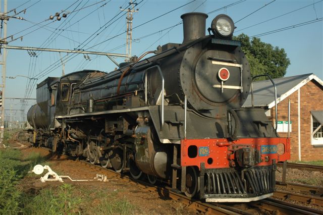 At control point 35, the 19D waits the signal to set back towards Hercules Station. This control point is on the approach to the shunt yards at Capital Park