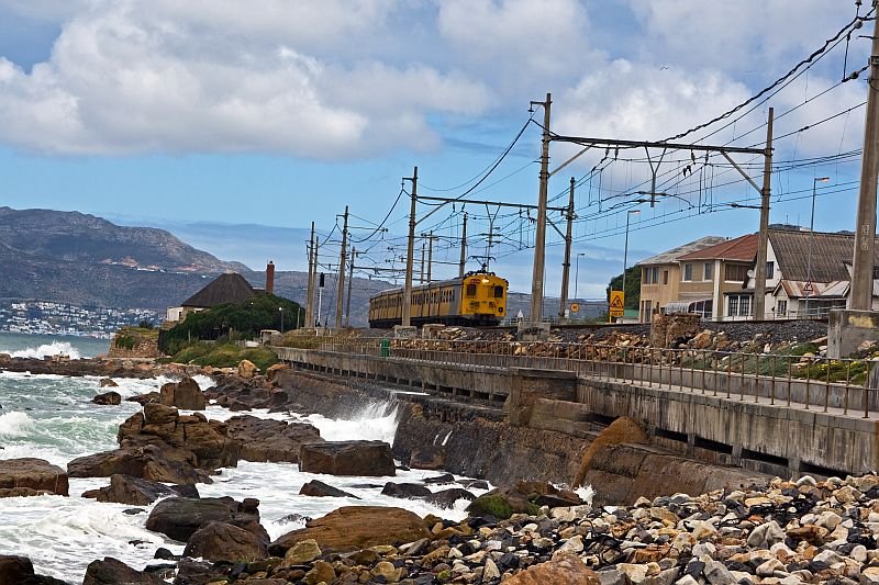 2009_IMG_1152 Ein Metro Zug kommt aus St James - Muizenberg 2009-10-28.jpg