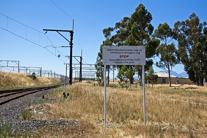 A sign that Spoornet locomotives have to stop here.