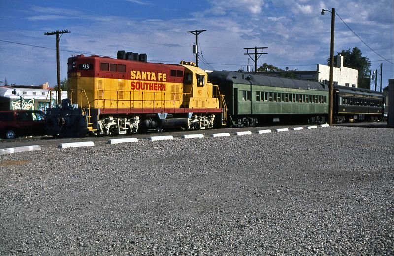 GP 16 No.93 with two coaches in the terminus Santa Fe.