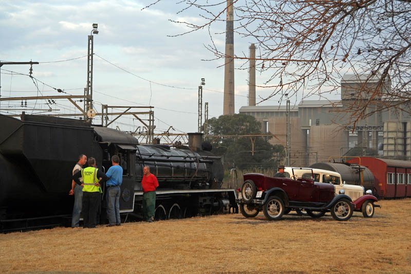 After arrival. Quiet scene at Hermanstad with vintage cars posing against loco