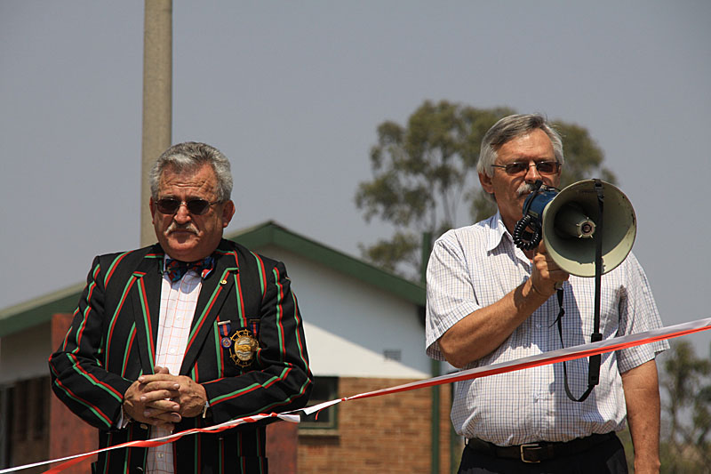 Peter Stow blares forth with Chris de Vos alongside.