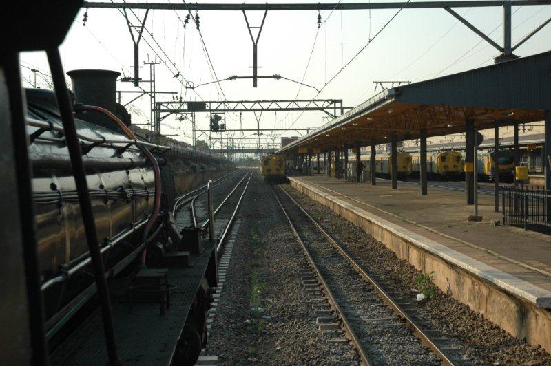 19D 2650 heads north through Pretoria station. Lovely to hear the clanking of her motion echo amongst the buildings.