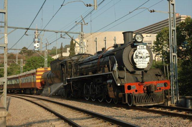 Returning via Rissik for a change, 19D 2650 awaits a signal to enter Pretoria