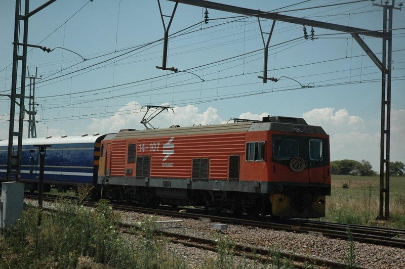 Blue Train returning from the lowveld trip crawls towards Pretoria behind the 14E