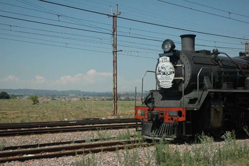 The 19D waits for the next train to pass, the Blue Train