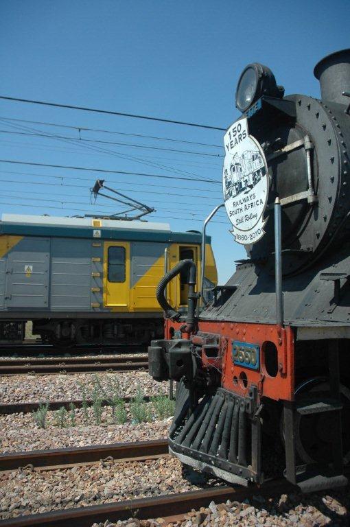 The 19D 2650 en route to Cullinan on Sunday 28th November was held back in the loop at Eerstefabrieke to cross this Metro set and then the Blue Train hauled by a 14E locomotive. Sporting the 150th year of railways headboard, this aptly shows the progress of our trains