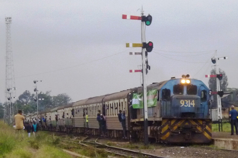110520F-P1000375-Nairobi-commuter_arrival-9314-RSmith.jpg