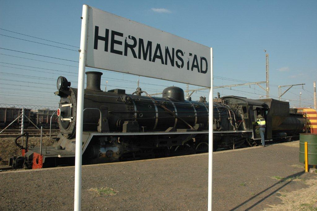 Back home. The passengers have left and the loco waits to shunt the load back into the loop at the site, before haeding back to Capital Park, and the next train.