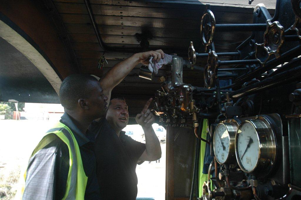 Gabor Kovacs shows the Rovos Rail Fireman a few tricks on the lubricator. Themba is in Rovos employ and came along as a guest of FOTR to see how main line firing turns are done and thus gain the necessary experience.