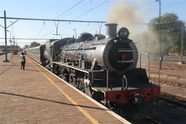 3664 ready to depart from Pretoria North Station<br /><br />Photo by Chris Janisch 29/07/07