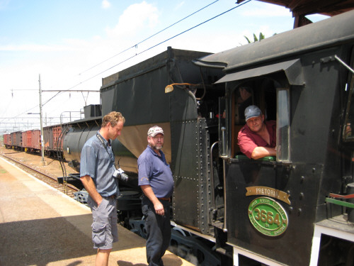 Chris J and John A chat to driver Piet Steenkampf at Pyramid