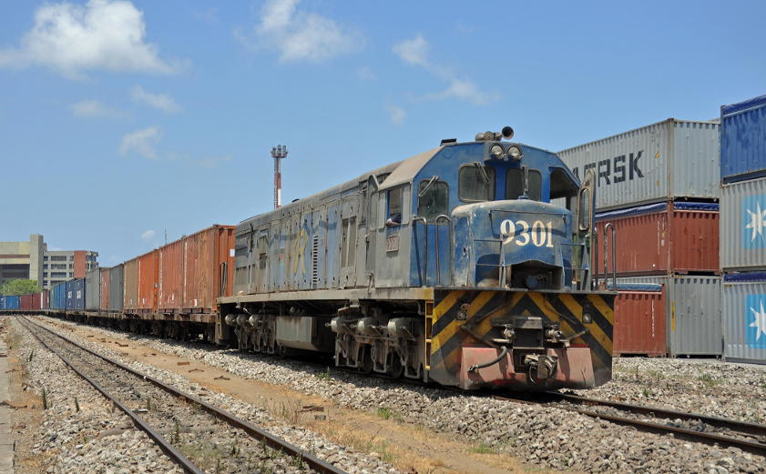 9301 in docks transfer yard with containers heading inland