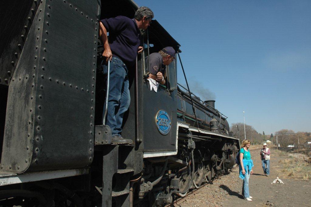 "Hmm, nice people", but Gabor Kovacs and the TFR pilot have more important things on their minds than ogling passengers! Gabor, will soon take the train home from Cullinan on his first solo trip after passing out as driver.