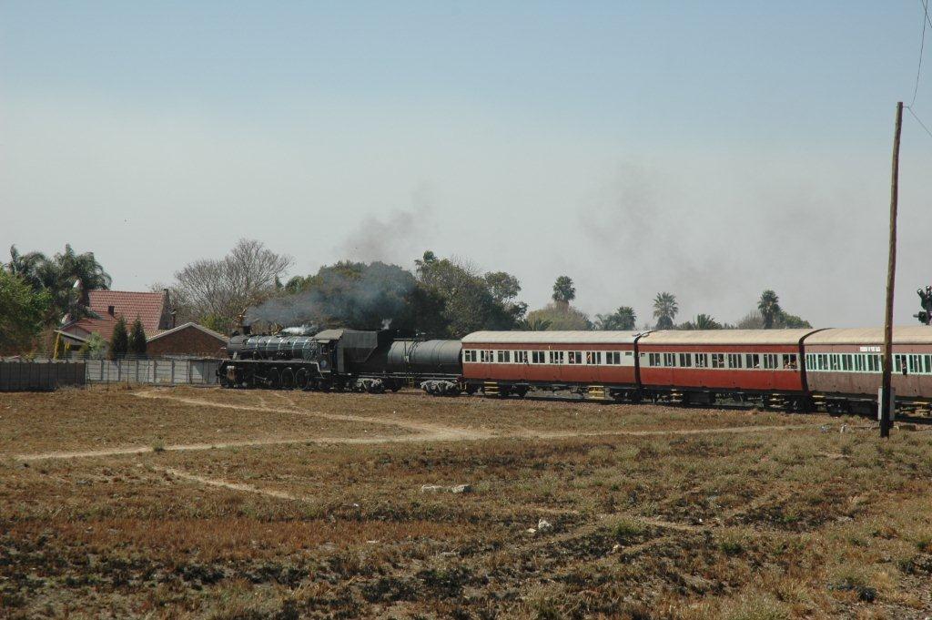 Indeed a tight curve! The 19D, driven by new driver Tony Attwell and stoked by Steve Smith, eases into the branch line from Rayton, as the train set heads out to Cullinan