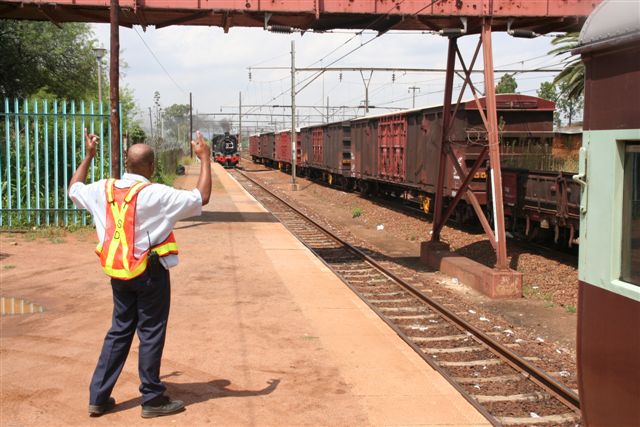 "Koppel, koppel". The Pyramid shunter brings Joanna onto the back of the train.