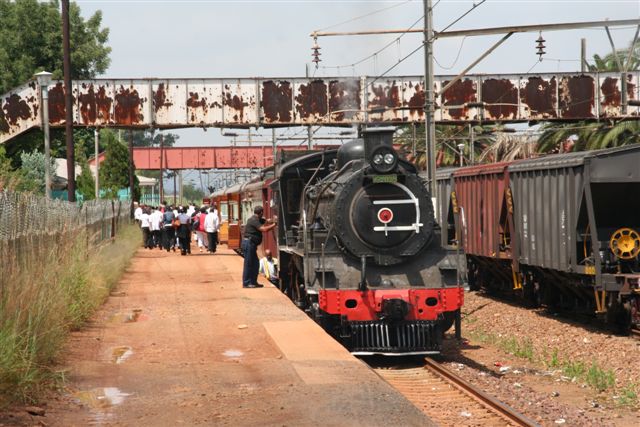 Pyramid station. The passengers detrain while the loco is uncoupled.