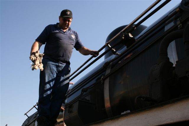 FOTR -"REACHING GREAT HEIGHTS"<br /><br />Gabor cleans the loco
