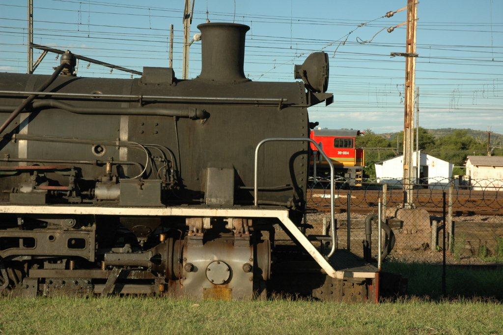 Last train has drawn in to Hermanstad platform and the passengers are detraining whilst the 19D is at rest and a 39 class looks on in the background