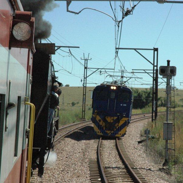 2650 passes a brace of 18E's near Van Der Merwe