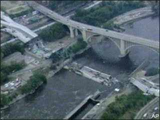 070801_bridge_collapse3.jpg