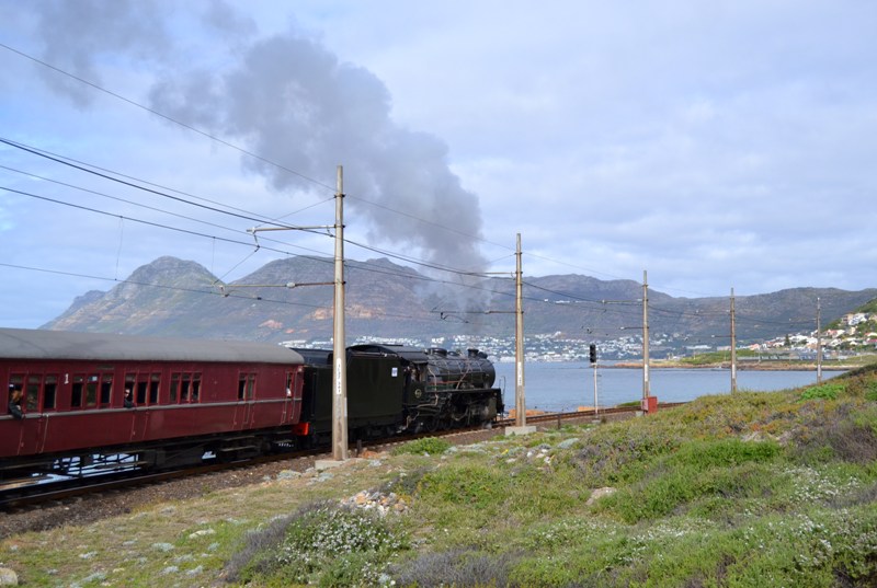 879 makes her way down the last few kilometers towards Simons Town.