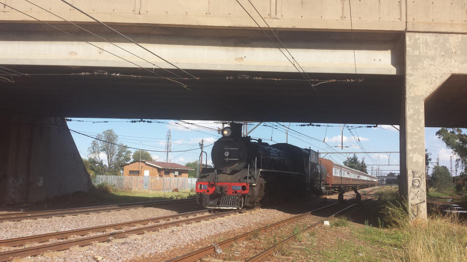 Awaiting signals in the shade of Rayton bridge