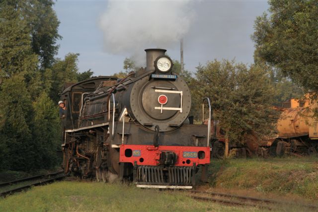 Shedman John brings 2650 up to the coalstage alongside the fireless locos.