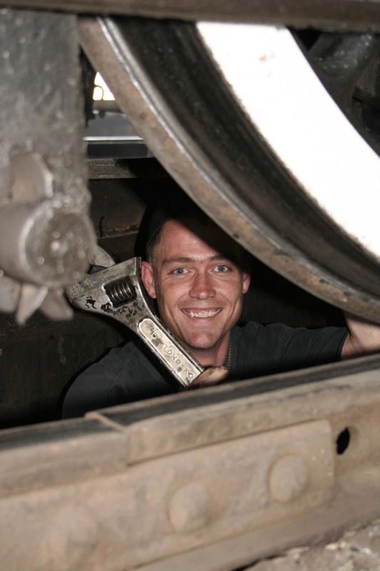 Dewald removes the greasepads from 2650 in Witbank<br /><br />Photo by Miemie Wolmarans August 2007