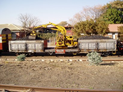 Reefsteamers' coal grab at Capital Park<br /><br />Photo by John Ashworth August 2007