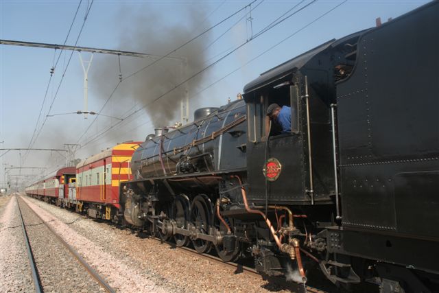 Out on the mainline, the 15CA is engaged in turning the Reefsteamers train and FOTR caboose.