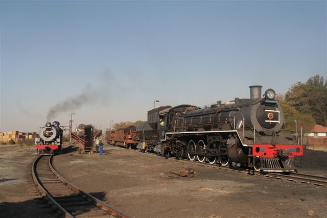2650 backs onto the coalhoppers again while the CA receives a wipe-down.