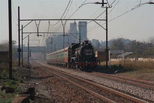 Clipping along rapidly through Meersig halt, with Bon Accord grain silos in the background.