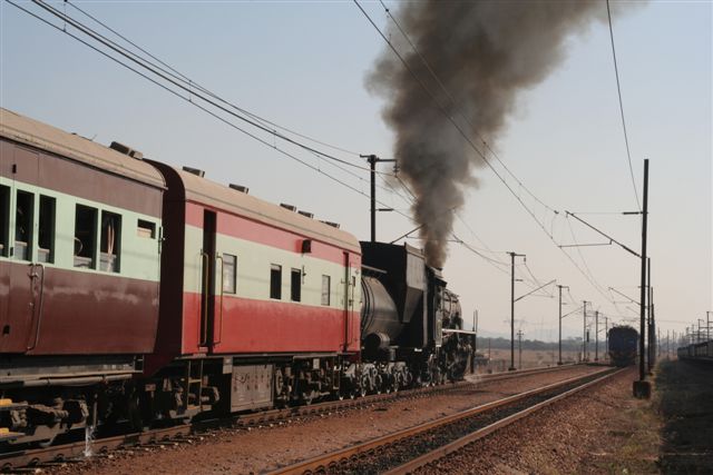 Crisp stacktalk from the well-tuned 24 class greets a pair of 18Es which have whined down into the yard.