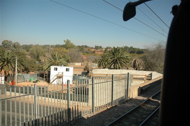 Loftus Verseveld station now has the abuttments cast for the new Gautrain bridge. This new structure will parallell the existing line as it heads towards Rissik/Hatfield terminus. The structure here lies over Lynwood Road and is adjacent to the University of Pretoria.