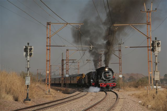 The doubleheader is halted for signals just before Panpoort on the morning of 24 August.
