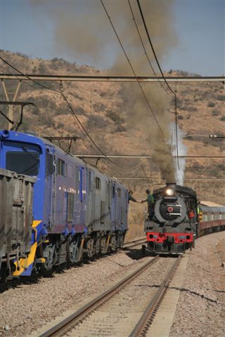 The old and the new. Veteran driver and locomotive hand over the reins to the newer breed, witnessed by the hills of Panpoort.