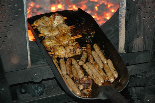Does this not look great? Sausage, chicken and all, on a shovel braai in the firebox of a 19D locomotive