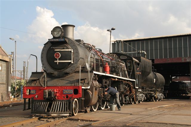 Driver greasing the motion of 2650 outside Witbank shed.