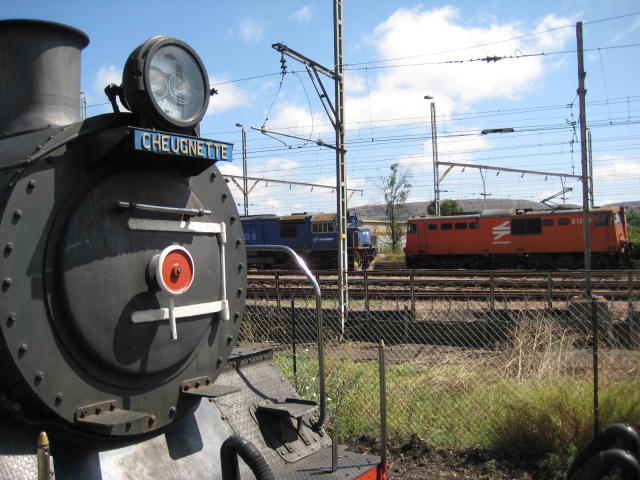 2650 dominates the scene as the shunt cars stand idle and the electric units depart after bringing a train into Hercules yard