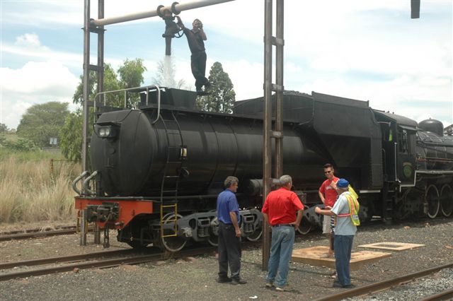A timeless scene. Taking water at Cullinan gives the public time to engage the FOTR members in conversation. On the tender is Frik Boshoff, whilst Steve Smith, on his trainee fireman turn, enjoys the company. This was the last Cullinan for the year and possibly last trip for 3664 for a while, as she has to have a lot of major work done on her in 2009