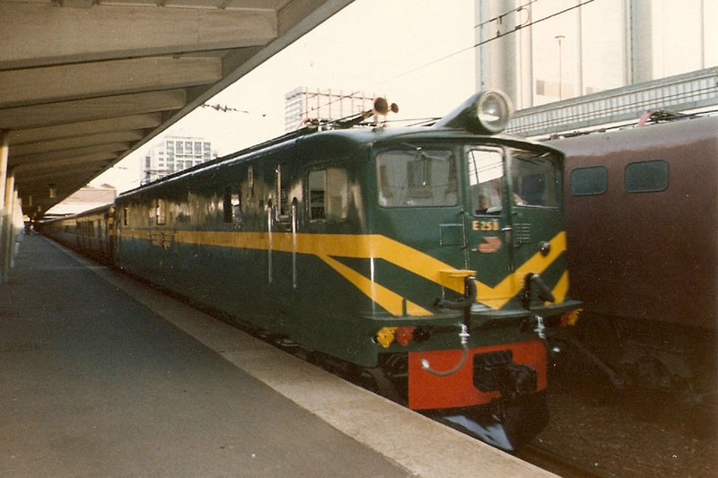 Departing Cape Town Station. Note the 6E1 on the right awaiting Trans Karoo duty.