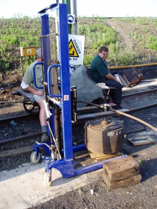 Tom and Gabor take a rest while the tool takes the strain<br /><br />Photo by John Ashworth 13/10/07